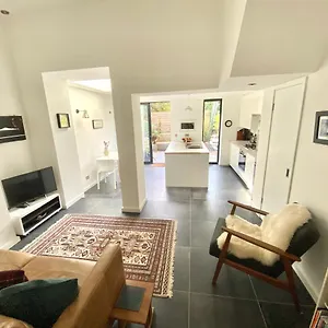 https://stunning-apartment-with-garden-in-the-heart-of-hackney.cambridgehotelsuk.com