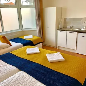 https://spacious-2-bedrooms-2-baths-apartment-with-garden-and-parking.cambridgehotelsuk.com