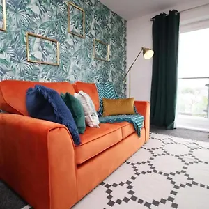 https://vibrant-2-br-apartment-close-to-cardiff-central.cardiffhotelswales.com